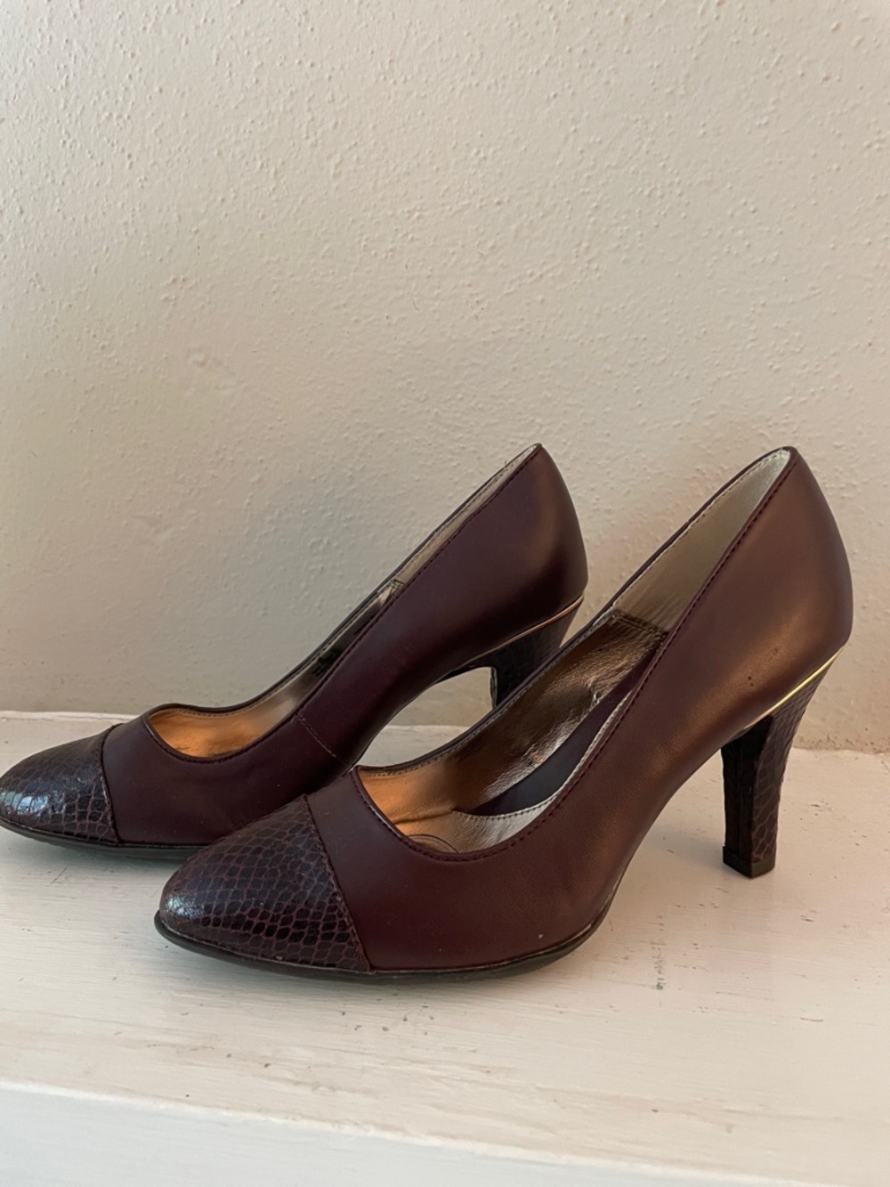 Solesenseability Pumps Heels Cap Toe Pointed Toe Faux Leather Snake Accent. 7M.